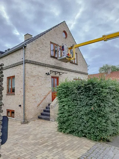 Facaderenovering med bomlifter