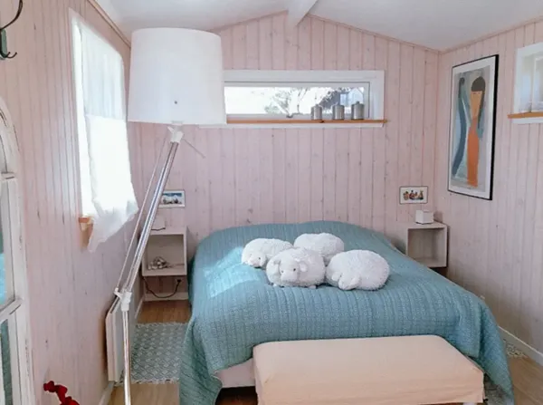 Sommerhus soveværelse med lyserøde træpaneler
